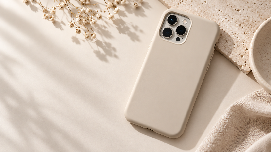Minimalistisch beige telefoonhoesje in een rustige lichte setting