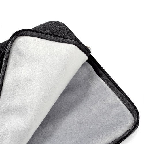 Binnenzijde van een zwarte laptop sleeve 13-14 inch, zachte voering voor bescherming.