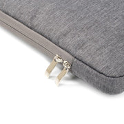 Grijze laptop sleeve 15-16 inch met een rits en een stijlvolle textuur voor bescherming en opbergen.