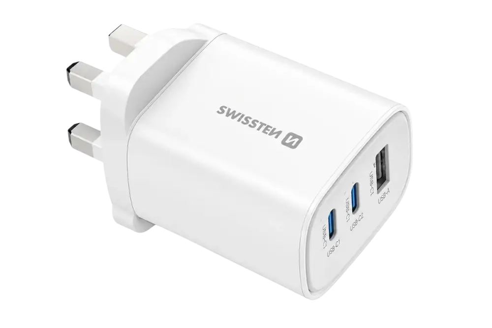 Swissten Edge GaN Travel Charger 65W met UK Type G stekker en meerdere USB-poorten.