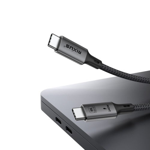 Rixus RXUC01 USB-C 4.0 kabel aangesloten op laptop
