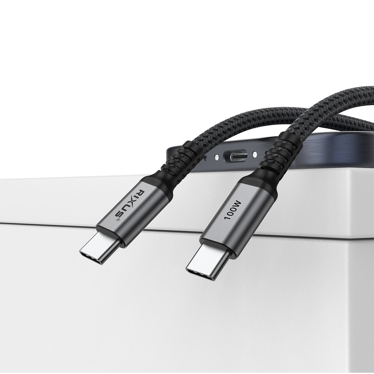 Rixus RXUC05 USB-C kabel aangesloten op laptop